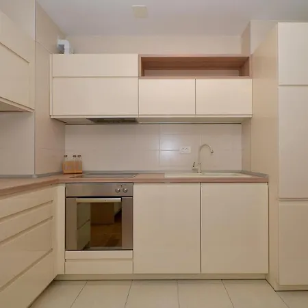 Luka Apartment *